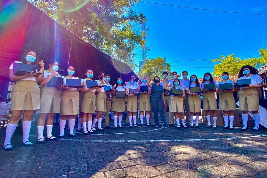 Gobierno entrega computadoras a estudiantes de El Mozote, en Morazán gobierno-entrega-computadoras-a-estudiantes-de-el-mozote-en-morazan